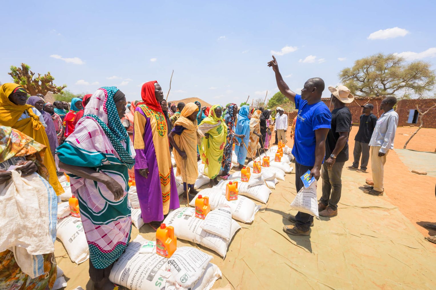 La comida esencial ayuda a las familias desplazadas en la región remota de Kordofan en una temporada de escasez.