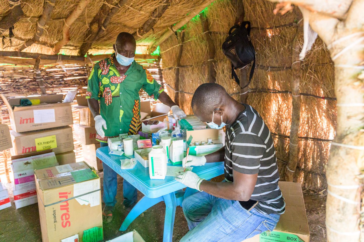Medicina y vitaminas sencillas se reparten en las clínicas de Samaritan’s Purse en los campamentos para salvar vidas.