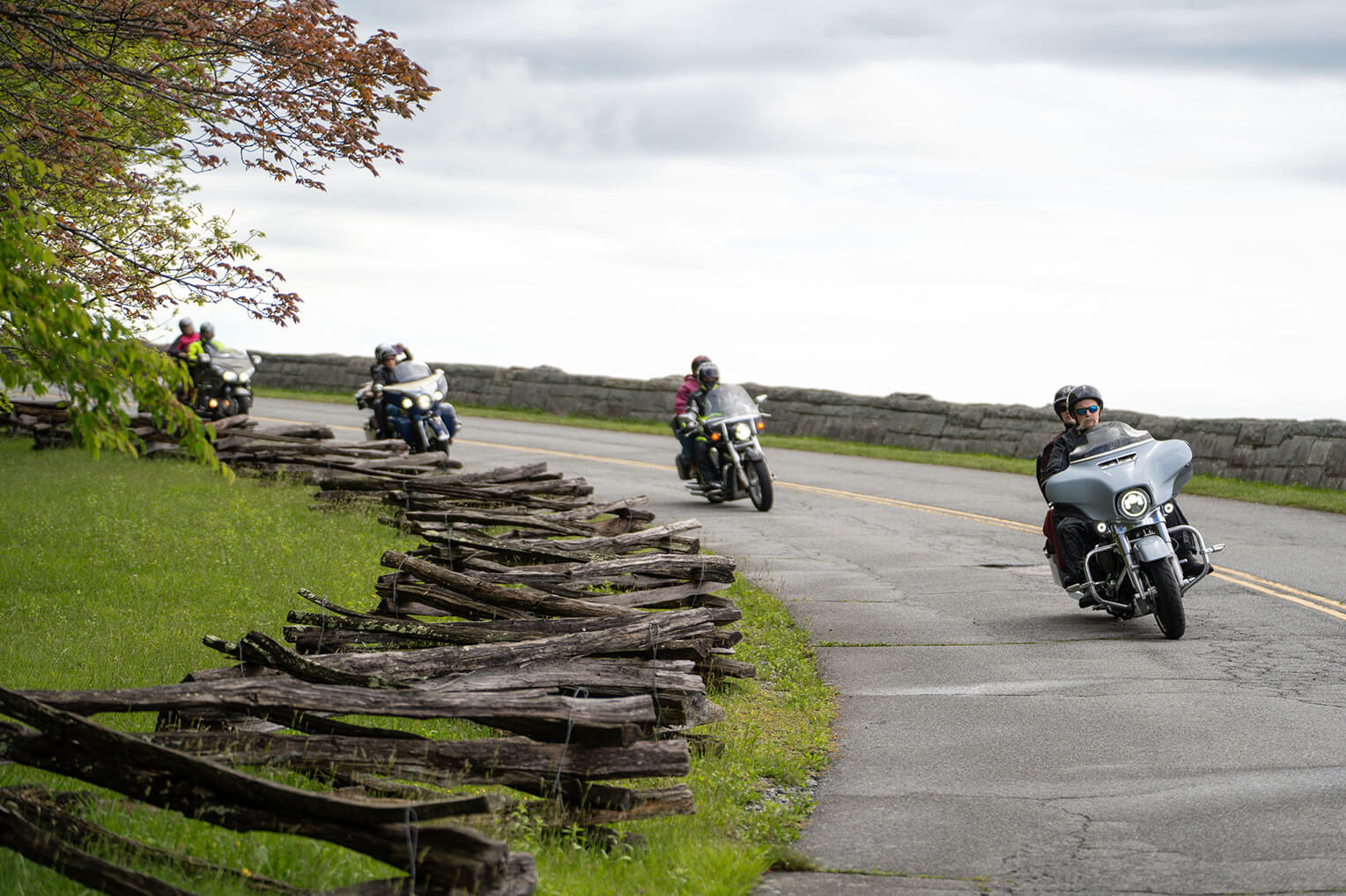 Los motociclistas disfrutaron la carretera panorámica Blue Ridge mientras manejaban para apoyar a las parejas de militares.