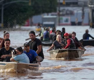 Los residentes escapan en bote de las comunidades inundadas en el sur de Brasil.