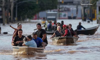 Los residentes escapan en bote de las comunidades inundadas en el sur de Brasil.