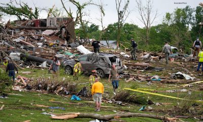 Los trabajadores buscan entre los restos de los hogares destruidos el 21 de mayo, 2024, en Greenfield, Iowa (Ap Photo/ Charlie Neibergal)