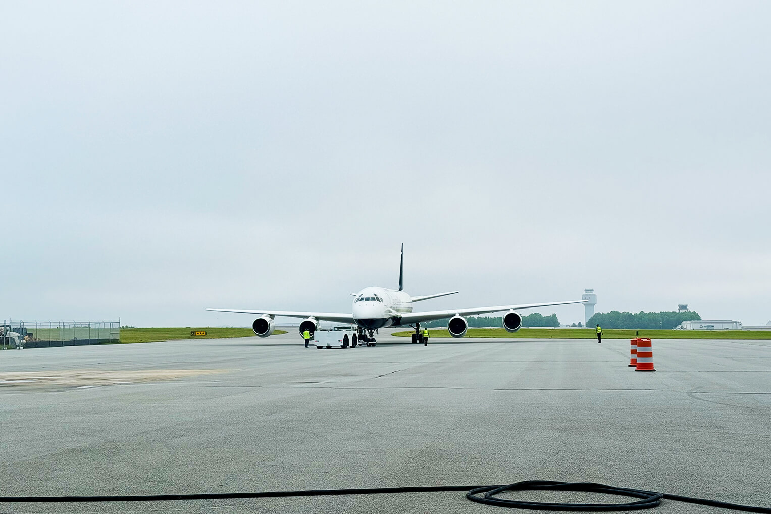 Nuestro avión DC-8 se prepara para despegar y llevar suministros a Sudán.