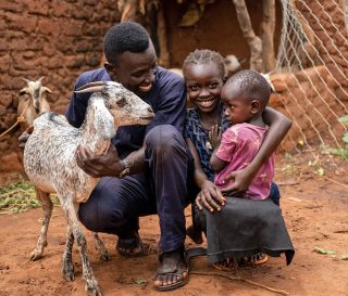 Samaritan’s Purse ayuda a los refugiados como Ismail para dar a sus hijos el futuro de paz que tan pocos tienen en Ajoung Thok, Sudán del Sur, al empezar con cabras, hortalizas y el Evangelio del Señor Jesucristo.