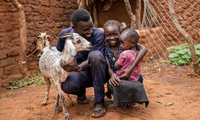 Samaritan’s Purse ayuda a los refugiados como Ismail para dar a sus hijos el futuro de paz que tan pocos tienen en Ajoung Thok, Sudán del Sur, al empezar con cabras, hortalizas y el Evangelio del Señor Jesucristo.
