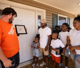 Josh, Brenna y sus tres hijos tuvieron la compañía de familiares, amigos, y de voluntarios y personal de Samaritan's Purse en una dedicación eufórica, antes de mudarse a su nuevo hogar el 30 de mayo.