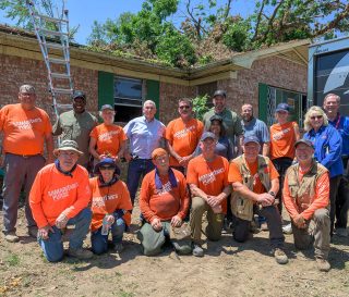 El exvicepresidente Pence se unió a los voluntarios en los vecindarios dañados por las tormentas en Arkansas.