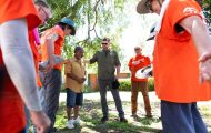 Edward Graham, Chief Operating Officer at Samaritan's Purse, met with volunteers and prayed with homeowners during a recent visit to our work in Texas.
