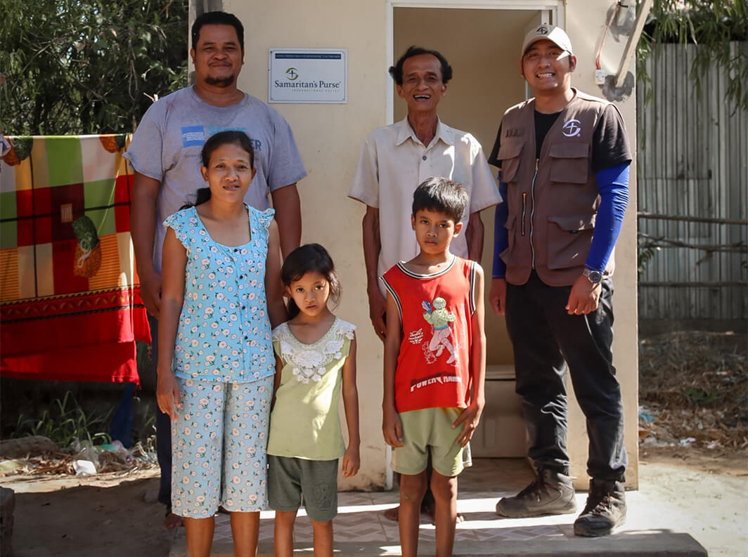 Cuong, arriba a la izquierda, y su familia disfrutan un baño limpio con regadera ahora que el agua llega a su propiedad.