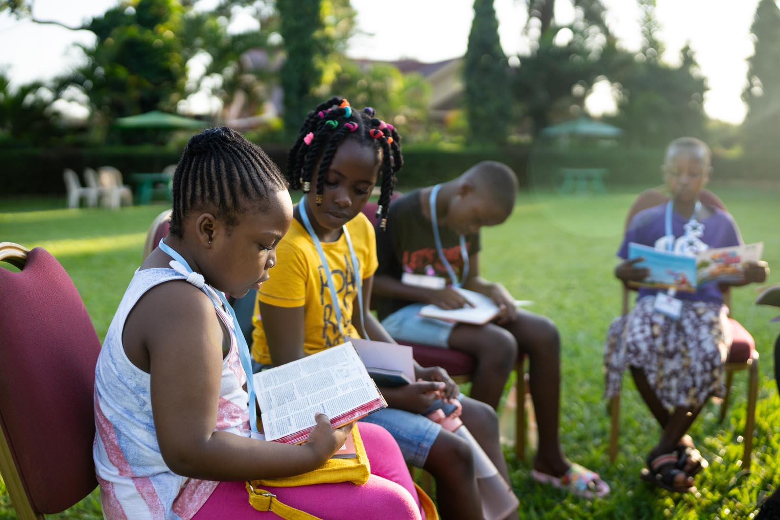 Khloe y otros camperos estudian la Biblia durante la lección bíblica.