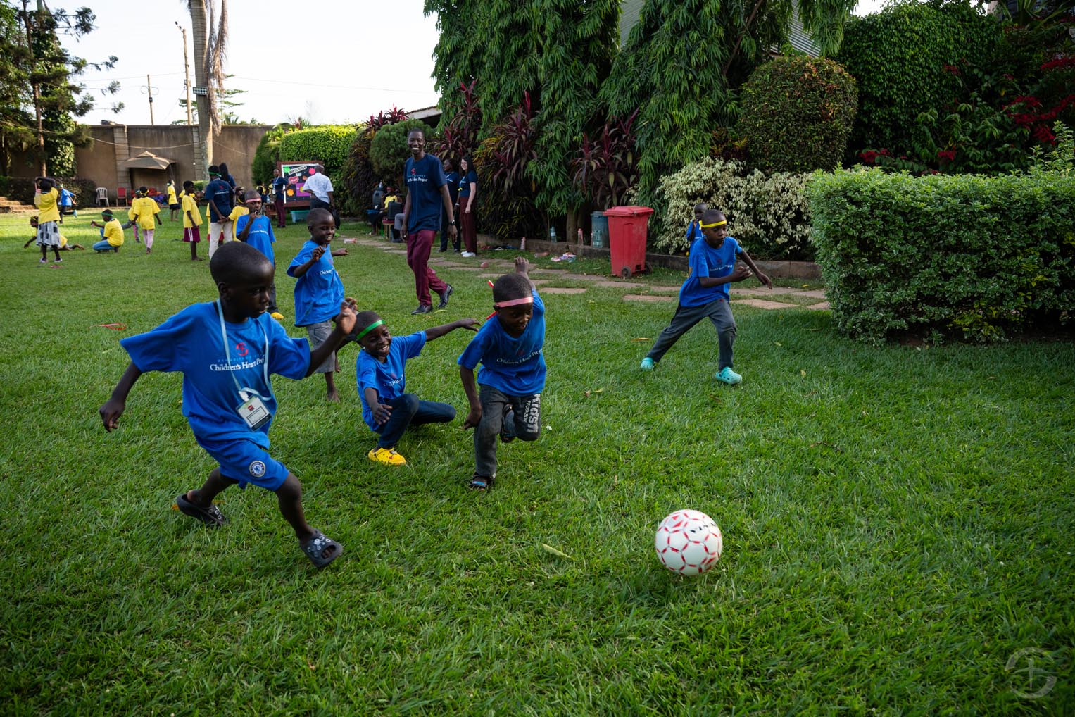 A los niños les encanta jugar futbol en sus tiempos libres en el campamento.