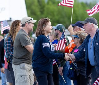 El sargento principal de Artillería Marina, Matt Szymansky y su esposa Rut son recibidos como héroes y experimentan nueva libertad en Jesucristo durante su semana en Alaska.