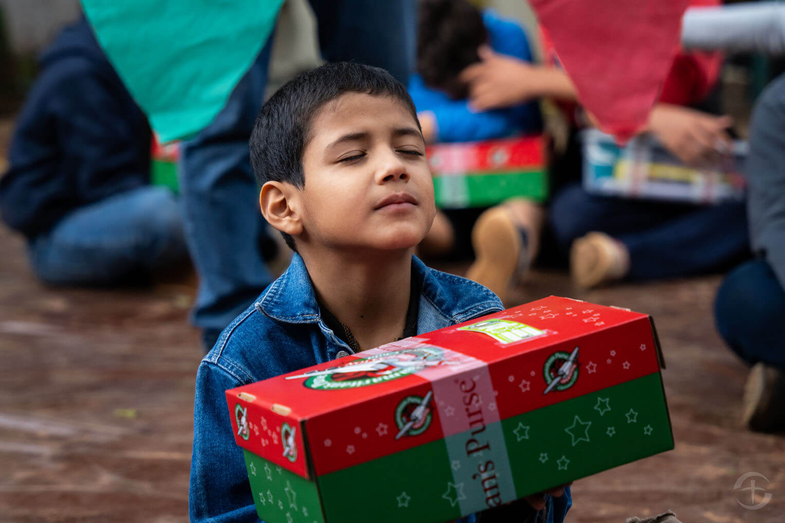 Cada niño tiene la oportunidad de aceptar a Jesús como su Salvador personal y Señor antes de abrir su caja de regalos.