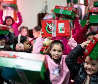 Los niños escuchan y creen el Evangelio de Jesucristo en Paraguay a través de Operation Christmas Child.