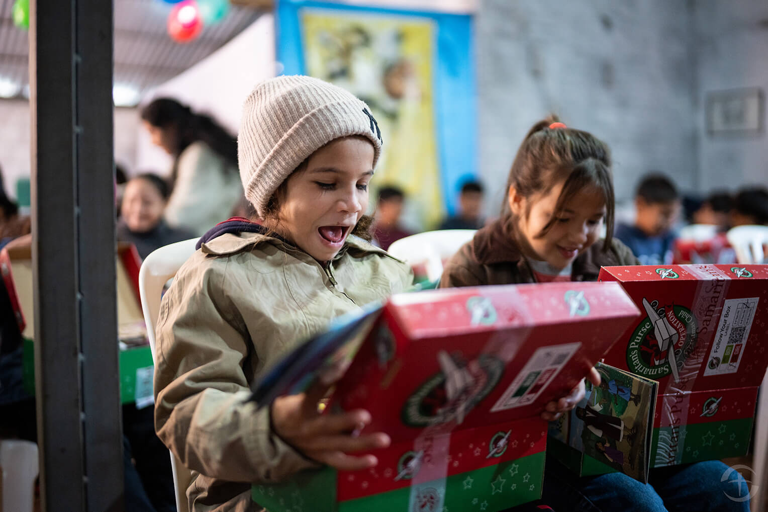 Estas niñas se asombraron al ver lo que había dentro de sus cajas de regalos.