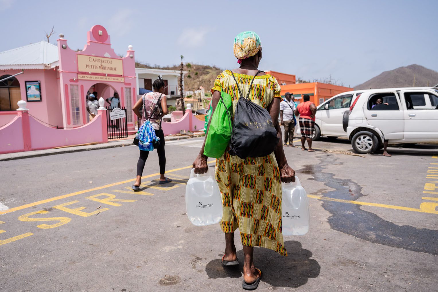 Llevamos a los isleños agua potable mediante nuestro sistema de desalinización en Carriacou.