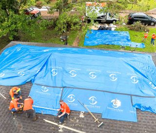 EL HURACÁN BERYL DERRIBÓ ÁRBOLES ENORMES EN TEXAS, LOS CUALES DESTROZARON TECHOS Y CASAS.