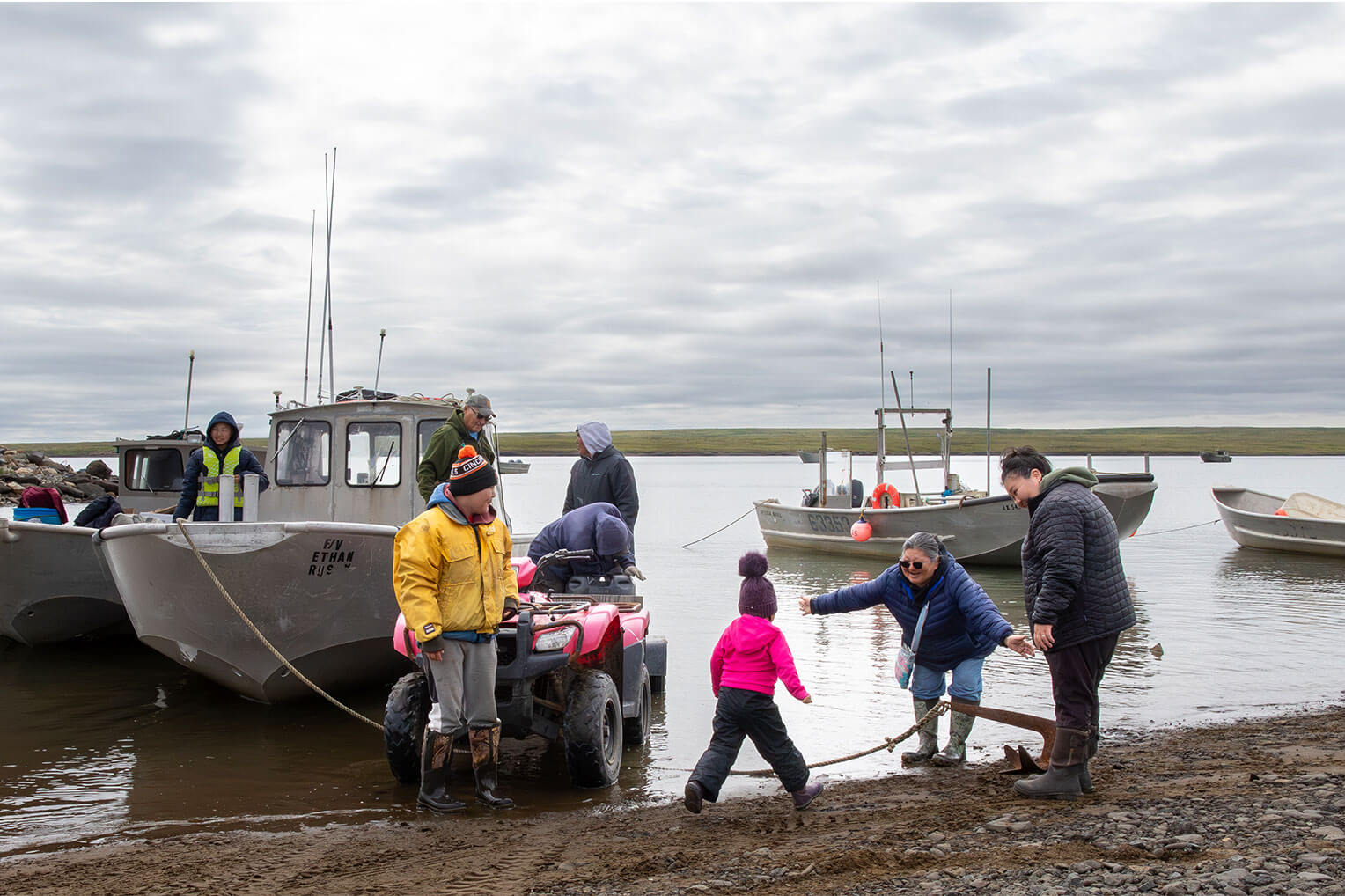 Las personas de Nunivak se autonombran Nuniwarmiut. Durante el verano, pasan mucho tiempo pescando para los meses venideros.