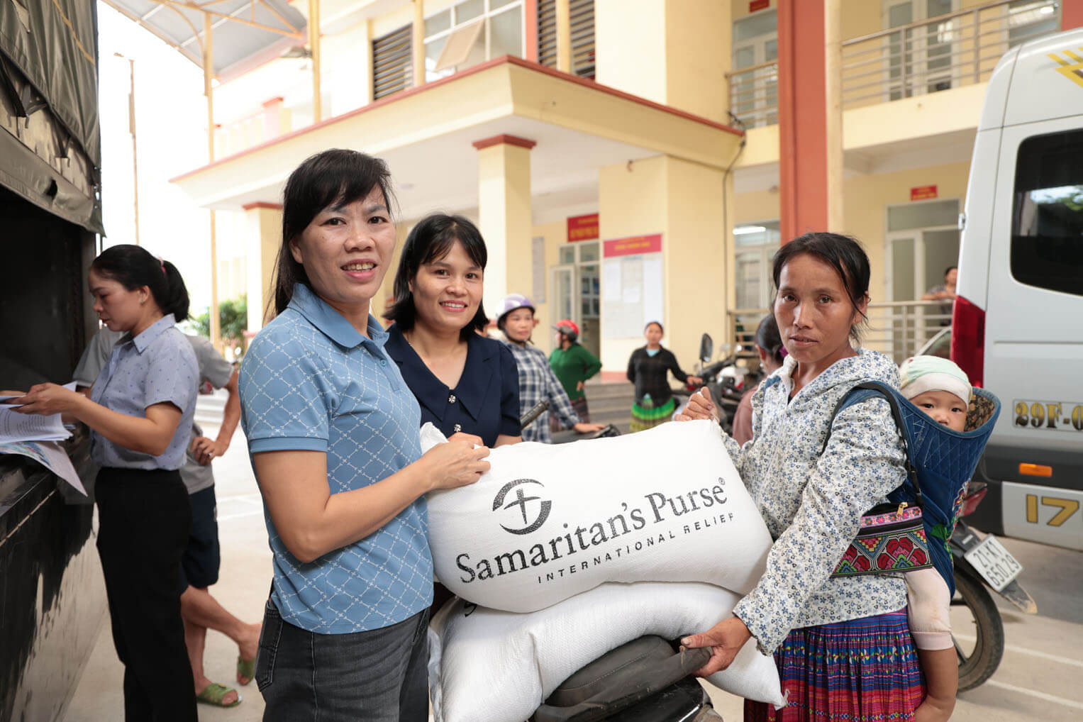 Cada familia recibió un costal de arroz de alrededor de 50 kilos para ayudarles durante tres meses.