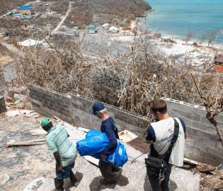 Los equipos de Samaritan’s Purse distribuyen material de refugio y otros suministros a los residentes de Canouan, una isla en las Granadinas cerca de San Vicente.