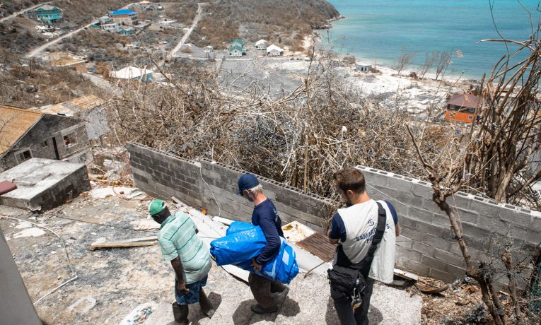 Los equipos de Samaritan’s Purse distribuyen material de refugio y otros suministros a los residentes de Canouan, una isla en las Granadinas cerca de San Vicente.