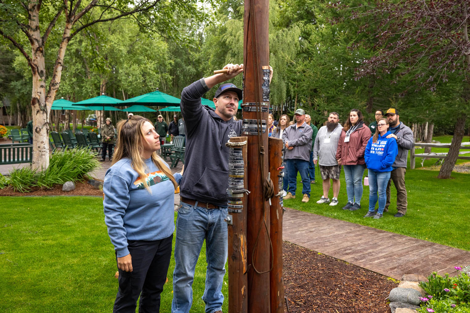 La pareja honró a los soldados caídos en una ceremonia especial en Samaritan Lodge Alaska.