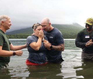 Jason y Amy Smith re-dedicaron sus vidas a Jesucristo y se bautizaron durante su semana en Alaska.