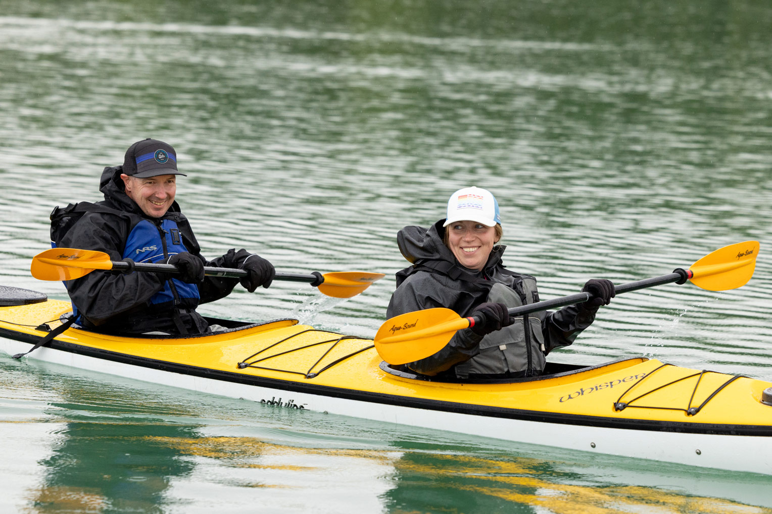 La pareja disfruta remar en kayak en el lago Clark.