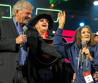 Mary Damron y su hijo Tad acompañan al presidente de Samaritan’s Purse, Franklin Graham, y al artista Dennis Agajanian en la conferencia Global Connect 2023 en Orlando, Florida, para alabar a Dios por los 30 años de Operation Christmas Child y los 200 000 000 de cajas de regalos recolectadas.