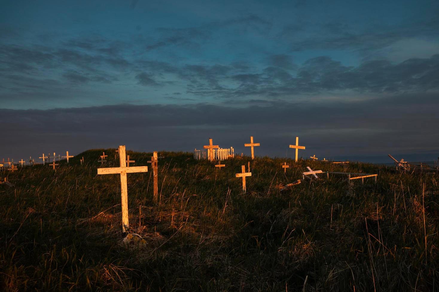 El cementario de Mekoryuk está marcado con cruces. El cristianismo fue traído a la isla alrededor de 100 años atrás.