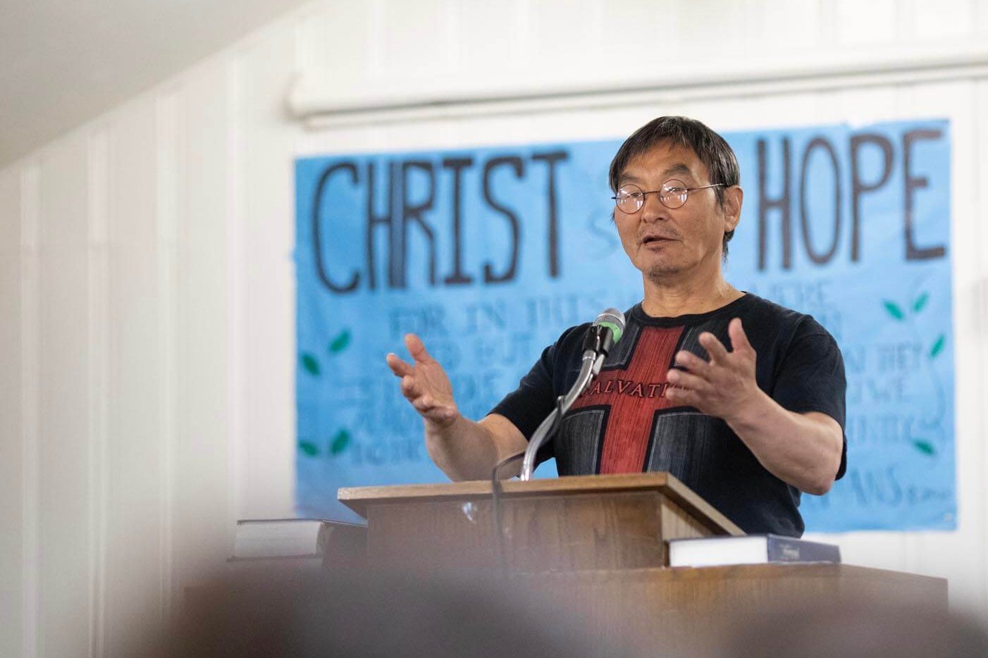 Daniel Olrun (hijo) habla en un reciente servicio de la iglesia en Mekoryuk.