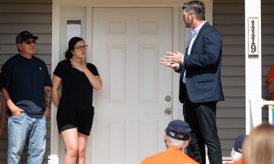 El director de operaciones de Samaritan's Purse, Edward Graham, da la bienvenida a una familia a su nuevo hogar.