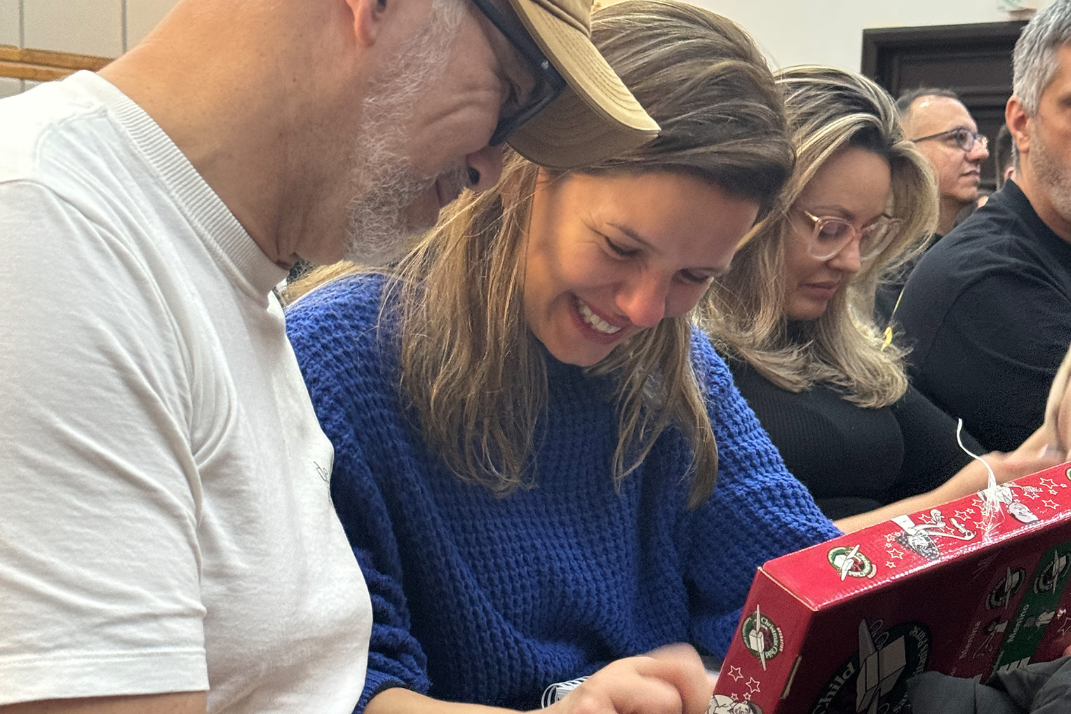 Los participantes expresaron su alegría y gratitud al mirar dentro de las cajas especiales de regalos y pensaron cómo podrían participar sus iglesias en el ministerio a nivel local.