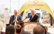 Franklin Graham estuvo en Israel para hablar en la ceremonia de dedicación de las dos ambulancias.