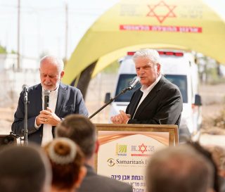 Franklin Graham estuvo en Israel para hablar en la ceremonia de dedicación de las dos ambulancias.