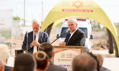 Franklin Graham estuvo en Israel para hablar en la ceremonia de dedicación de las dos ambulancias.