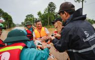 El personal de Samaritan’s Purse distribuye chalecos salvavidas, linternas y silbatos a los residentes en la provincia Yen Bai en Vietnam unos días después del tifón Yagi.