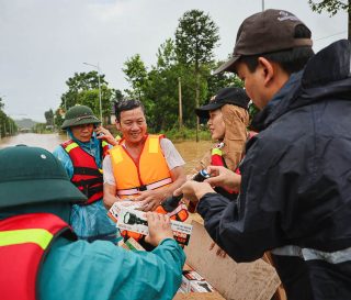 El personal de Samaritan’s Purse distribuye chalecos salvavidas, linternas y silbatos a los residentes en la provincia Yen Bai en Vietnam unos días después del tifón Yagi.