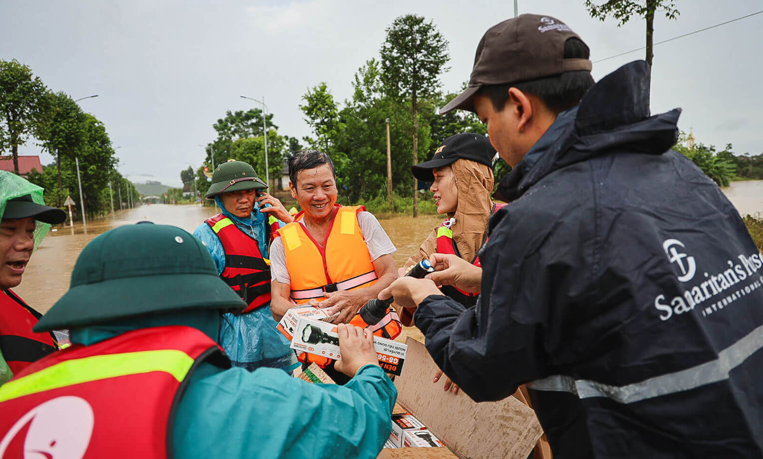 El personal de Samaritan’s Purse distribuye chalecos salvavidas, linternas y silbatos a los residentes en la provincia Yen Bai en Vietnam unos días después del tifón Yagi.