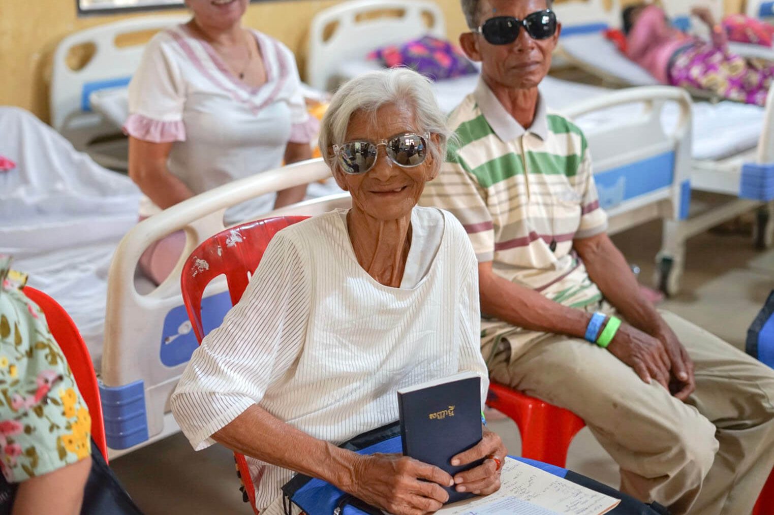 Rit, de 82 años, sostiene su nueva Biblia que le proporcionó el equipo de cataratas de Samaritan's Purse. "Estoy muy feliz de poder ver las cosas con claridad nuevamente y poder leer la Biblia", expresó esta cristiana de años.