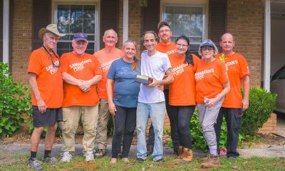 Los voluntarios obsequian una Biblia Billy Graham de estudio especial a una pareja de propietarios de Valdosta, Scott y Terri, luego de completar la tarea en su hogar y en su propiedad averiados por la caída de un árbol.