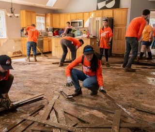 Más de 1000 voluntarios de Samaritan's Purse se presentaron para ayudar en el nombre de Jesús, el 5 de oct. en la zona de Asheville. Se necesitarán muchos más en los próximos meses.