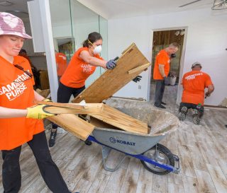 Samaritan's Purse volunteers working in the Tampa area.