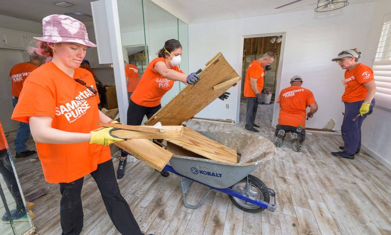 Los voluntarios de Samaritan’s Purse trabajan en el área de Tampa.