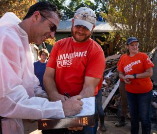 En medio del caos y las pérdidas causadas por el huracán Helene, los voluntarios de Samaritan's Purse alumbran con la luz de Cristo a los propietarios perjudicados, en el nombre de Jesús.