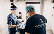 El Dr. Zoch (derecha) se sumó al grupo de profesionales de la salud comprometidos de World Medical Mission para brindar atención odontológica a pacientes en regiones remotas de El Salvador.