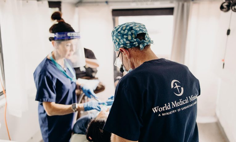 El Dr. Zoch (derecha) se sumó al grupo de profesionales de la salud comprometidos de World Medical Mission para brindar atención odontológica a pacientes en regiones remotas de El Salvador.