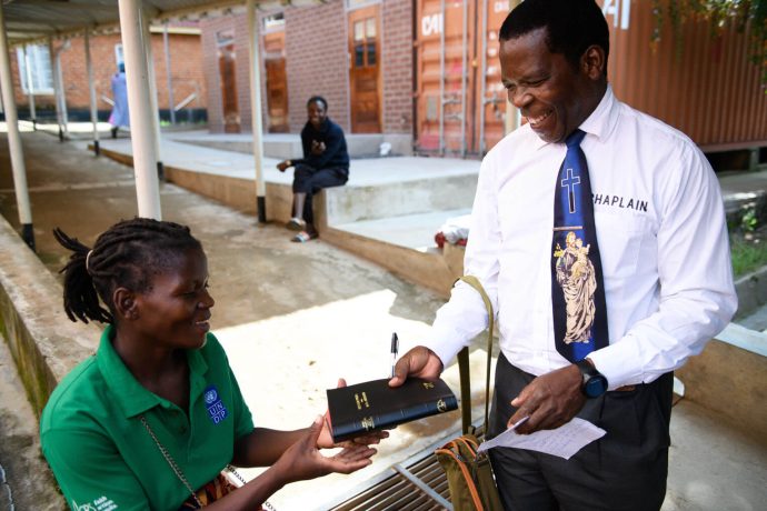 Además de la cirugía que le cambió la vida a su hijo, Mercy estaba muy contenta de recibir una Biblia en su lengua materna, Chichewa.