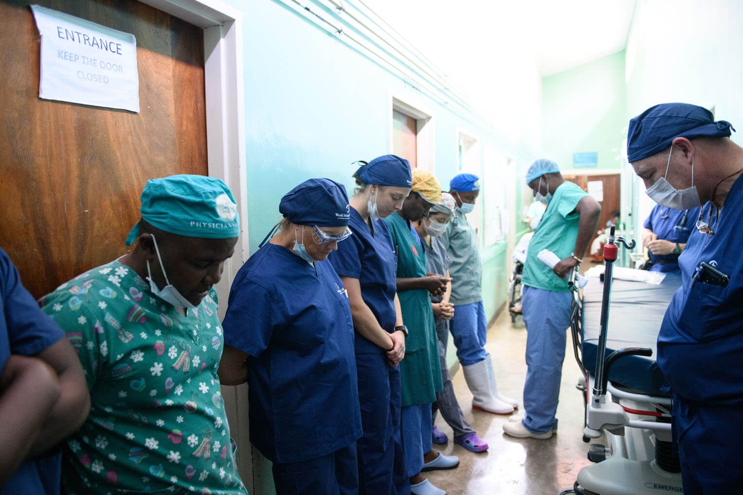 Nuestro equipo ora antes de cada cirugía, pidiéndole guía y protección a Dios. Alabamos a Dios por las vidas que nuestro equipo pudo impactar.