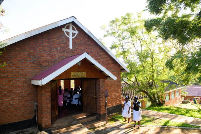 Las enfermeras ingresan a la capilla un miércoles temprano en el Hospital Nkhoma en Malawi. 